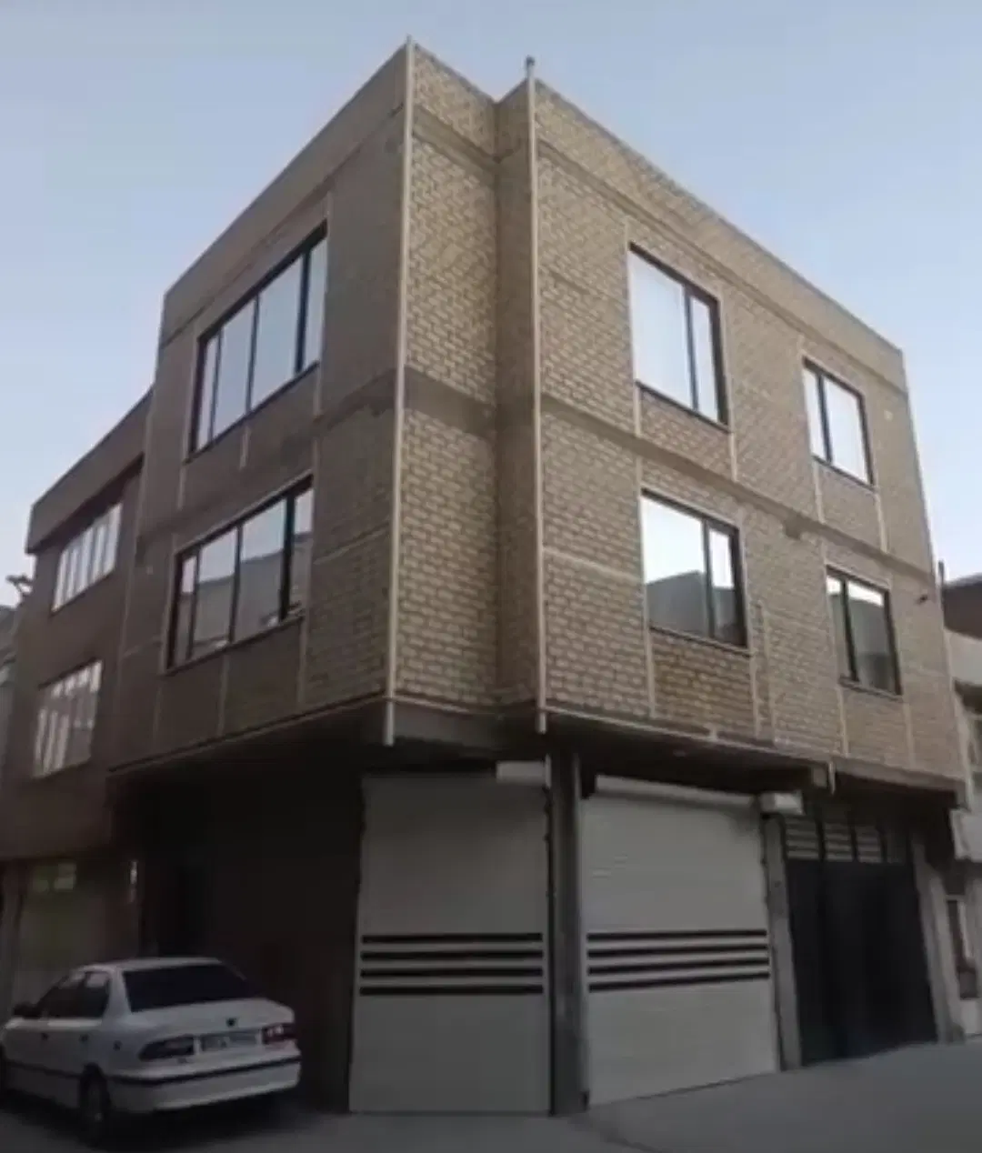 زمین دو نبش  ۴۰ گزی کوچه روبروی درب سپاه