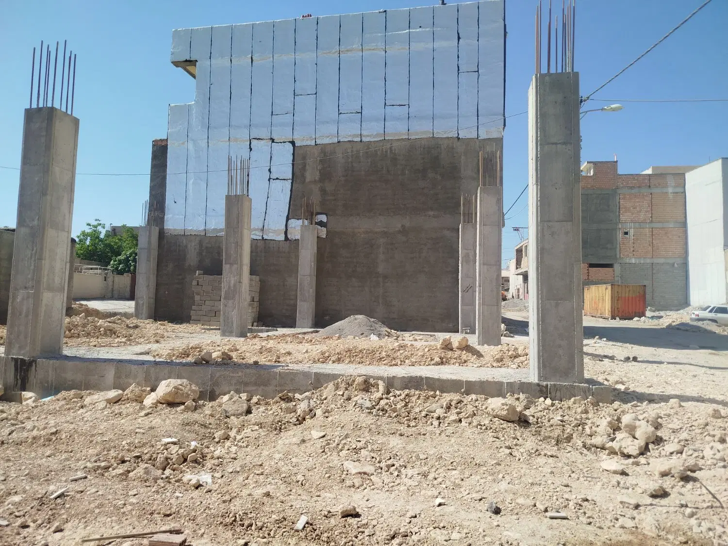 خانه مسکونی نیمه کاره کنار نمایندگی رجبی