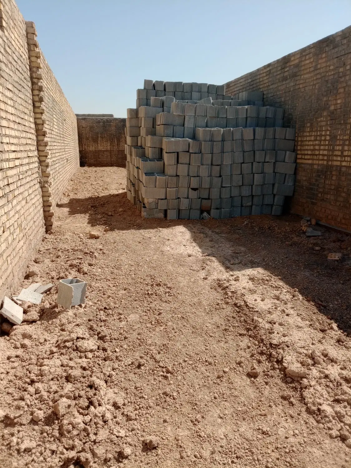 یک زمین نیم کاره واقع آریا بازارچه مدافع حرم