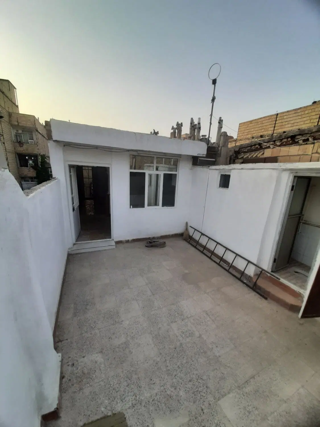 ۱۰۰ متری همراه با صحن حیاط _ زیر فی