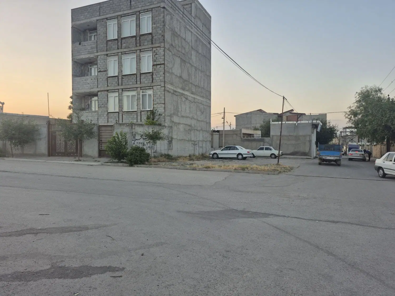 زمین سه نبش با موقعیت مناسب در خیابان باکری