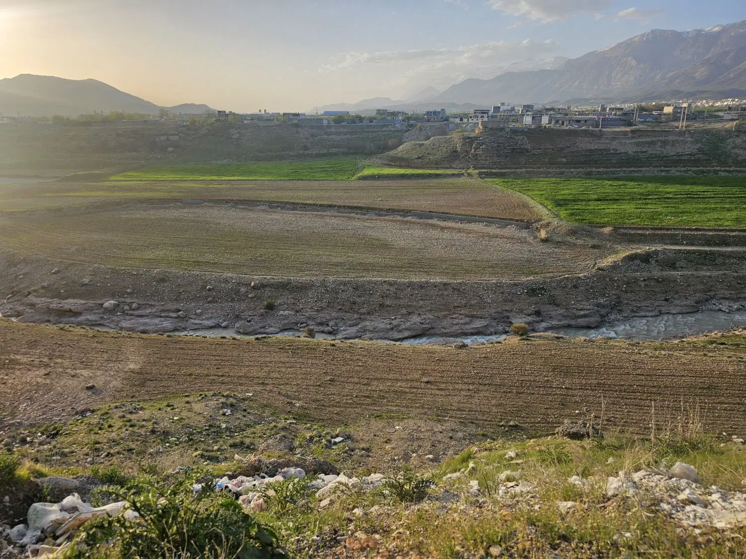 زمین فرمانداری پشت عمده فروشان