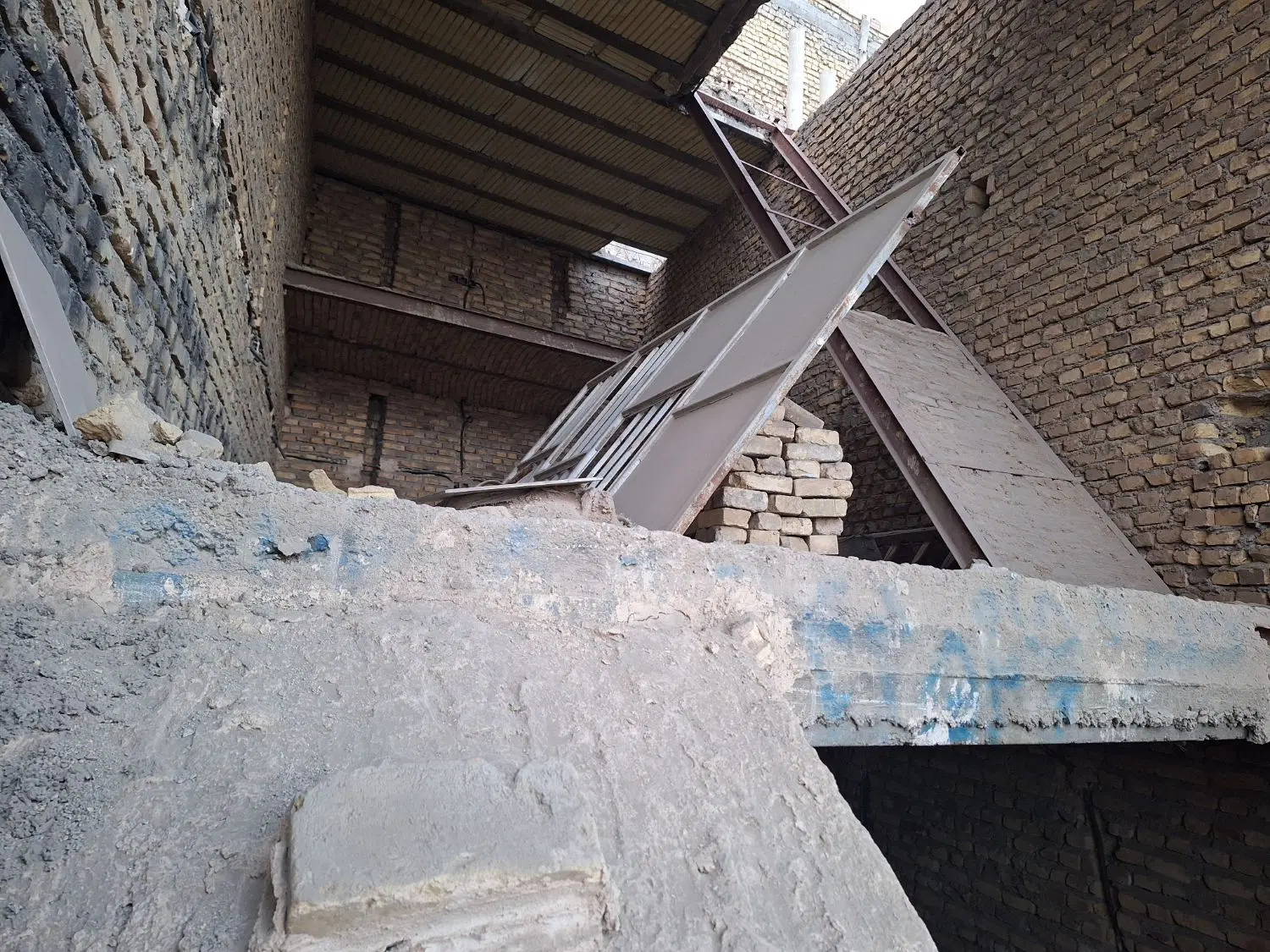 مغازه دوطبقه نیمه کار