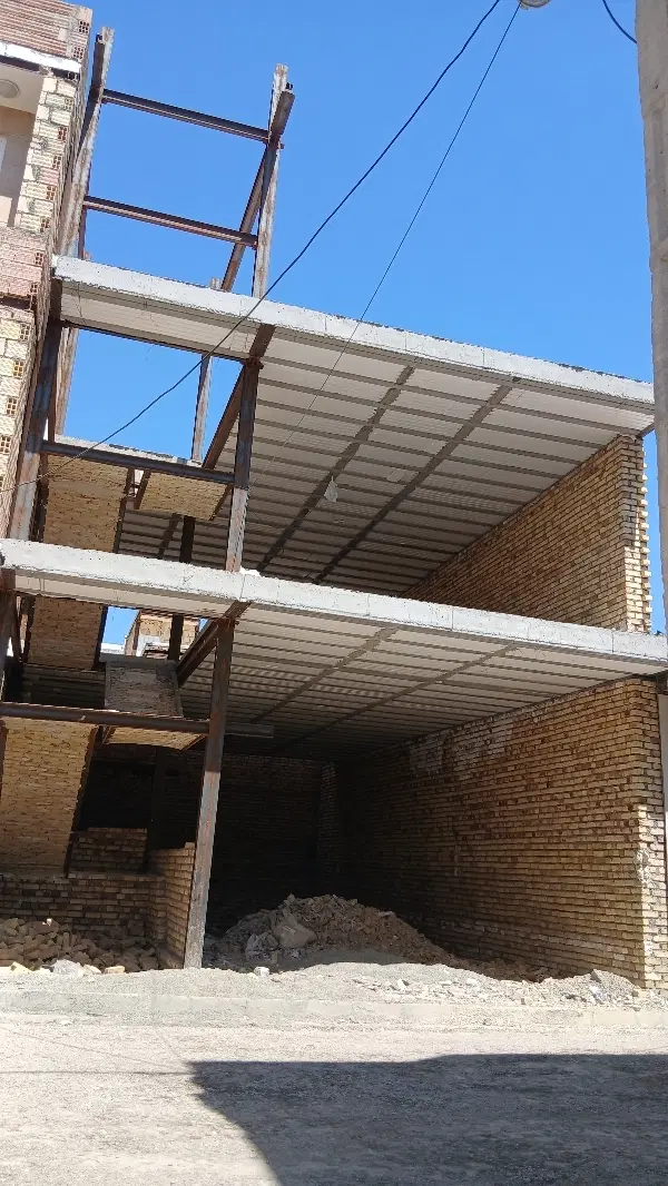 ساختمان نیمه کاره در شهرک پردیس