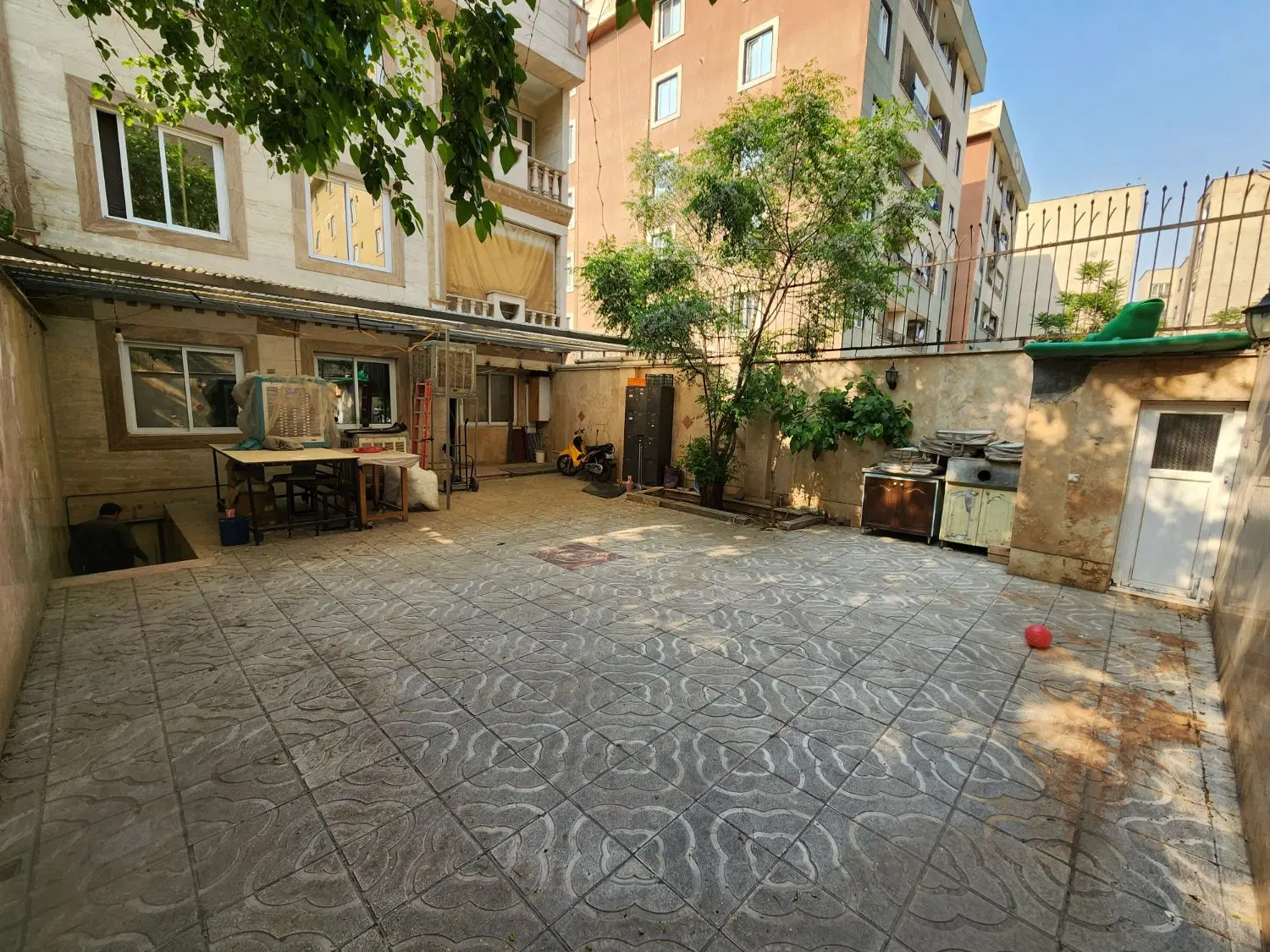 اجاره زیر زمین۲۰۰ متری و یک واحد ۹۵متری