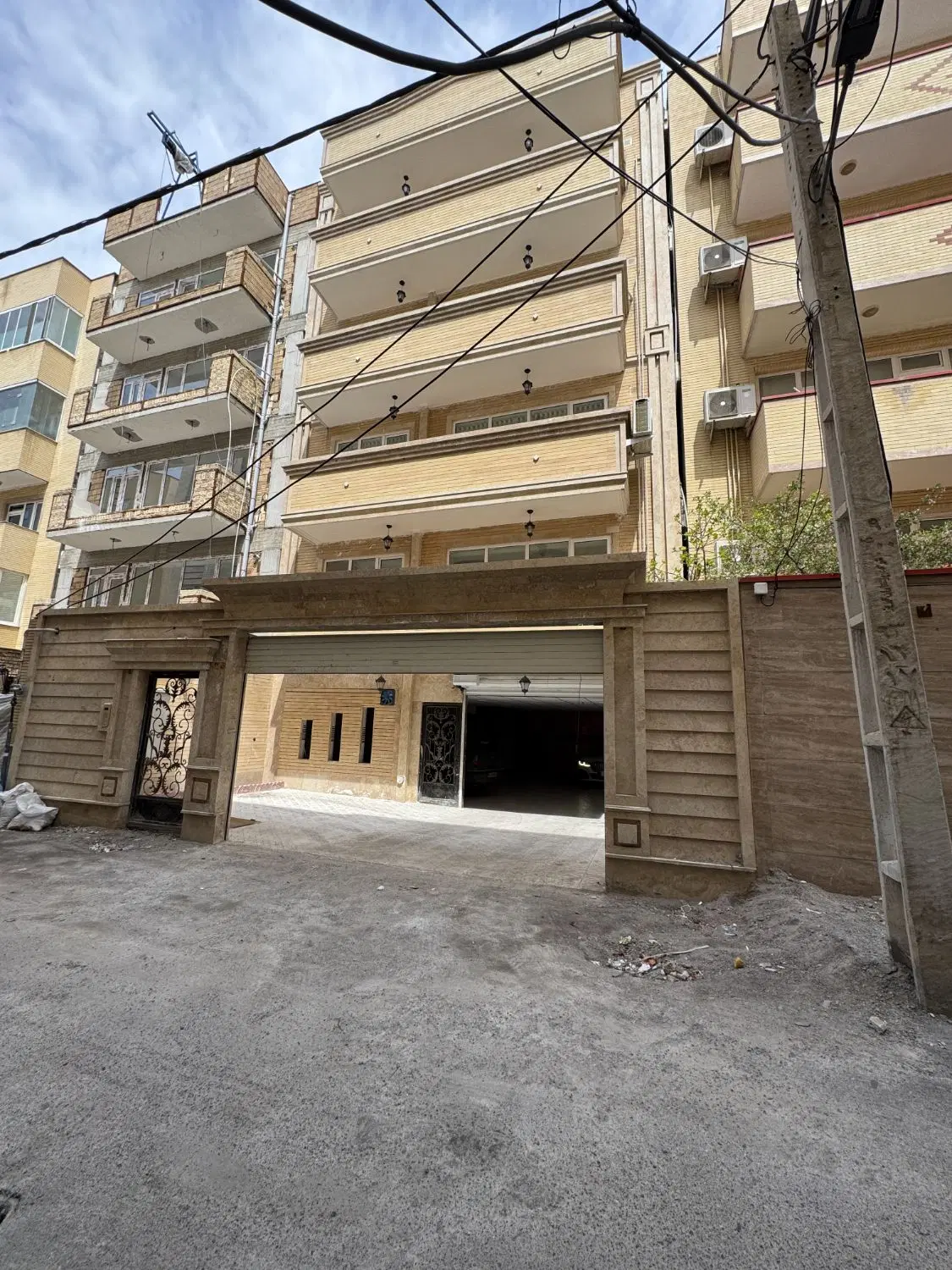 آپارتمان در کوچه باغ