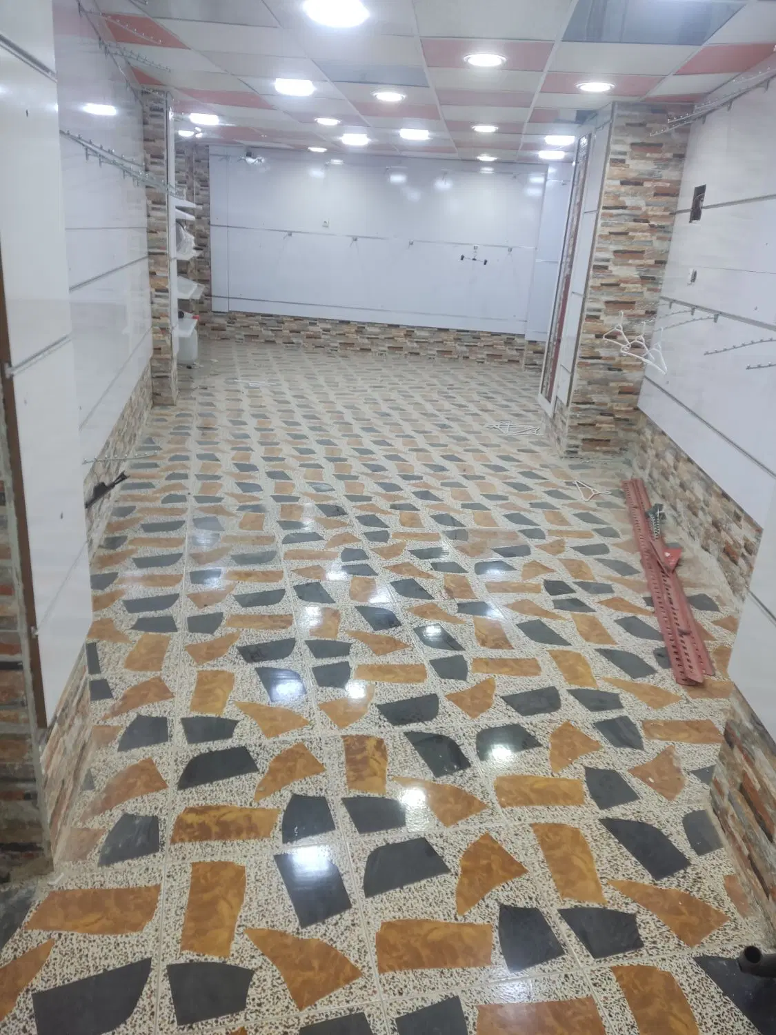 مغازه اجاره ای در مرکز شهر شهرستان رودان