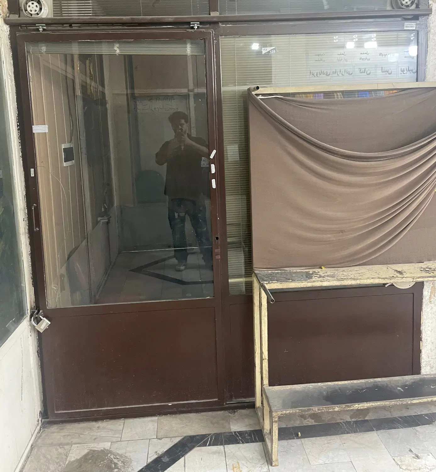 فروش یک باب مغازه پارچه فروشها