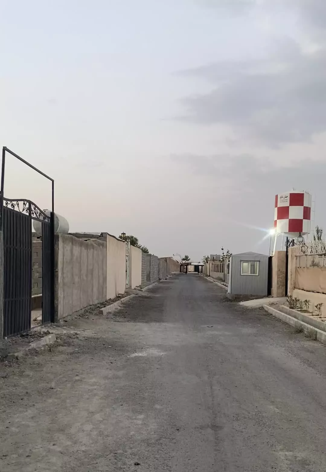۳۰۰متر زمین چهار دیواری شهرکی اب برق گاز سند تکبرگ