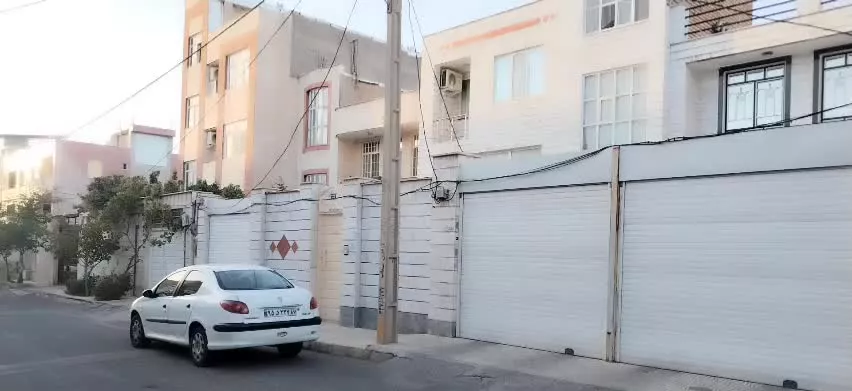خانه یک طبقه از دو در کوی شهریار