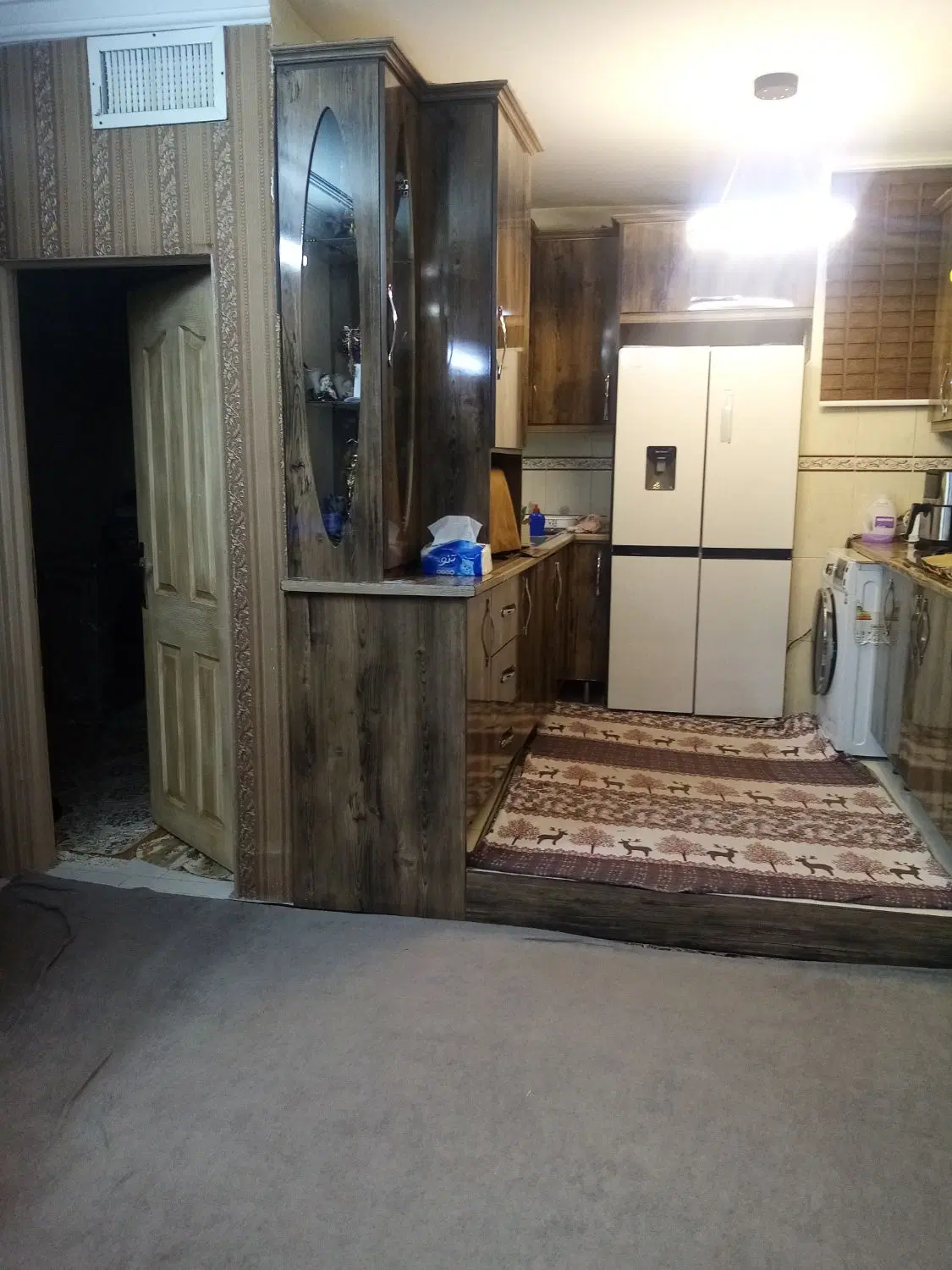 خانه چهار طبقه یکجا بفرش میرود
