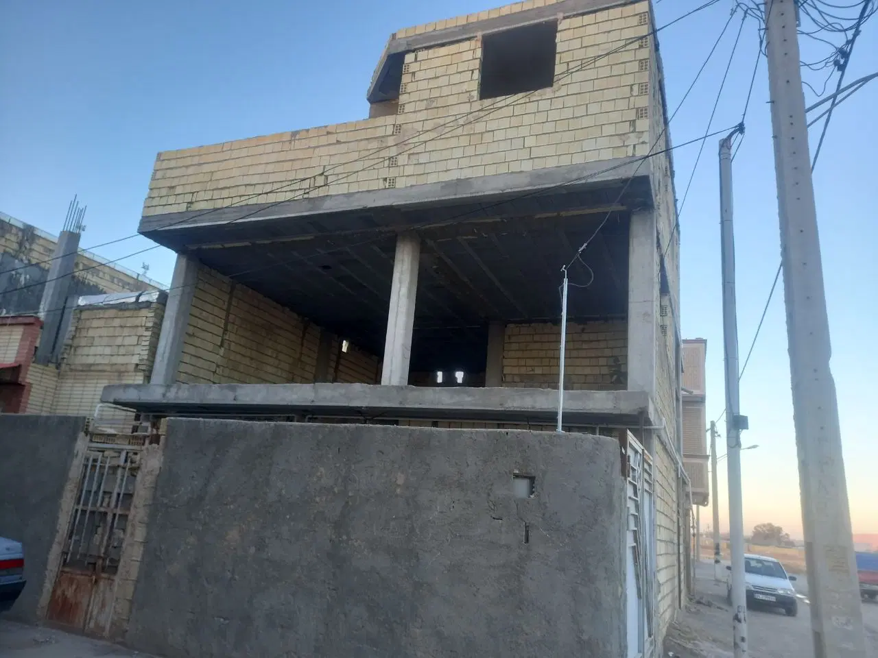 منزل مسکونی طبقه 2از 2نیمه کاره