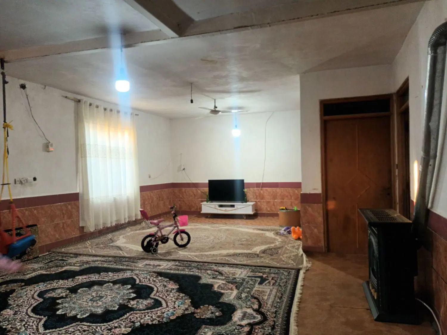 یک منزل مسکونی دوخواب ماشین رو