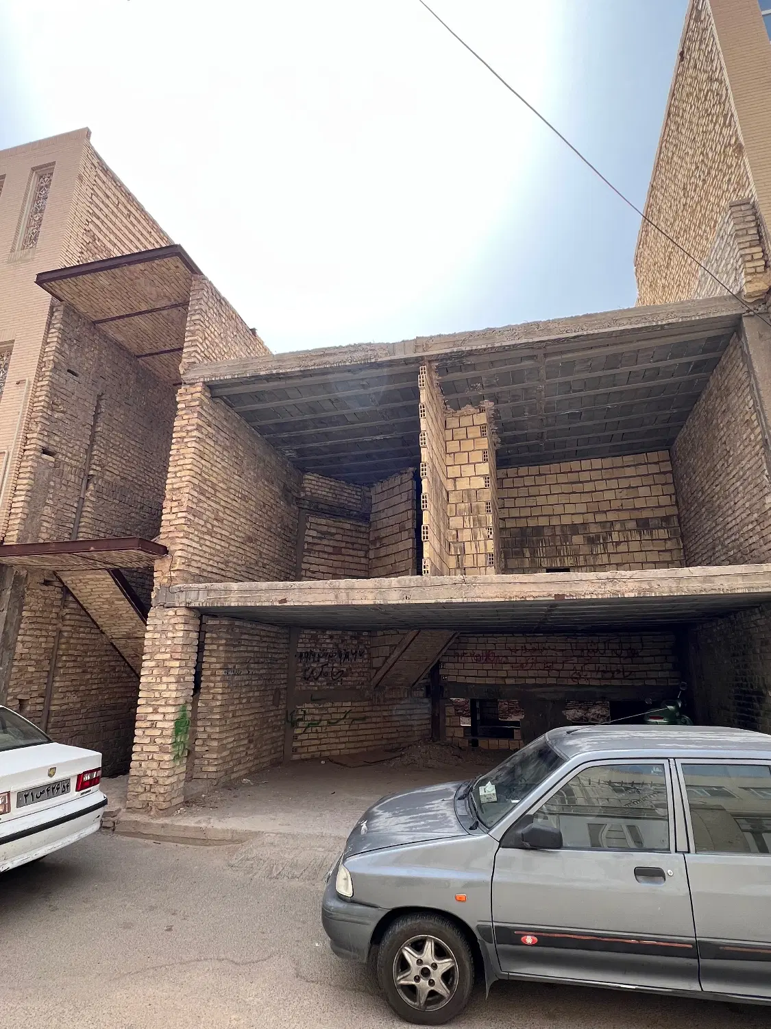 زمین نیمه ساز ( انقلاب )