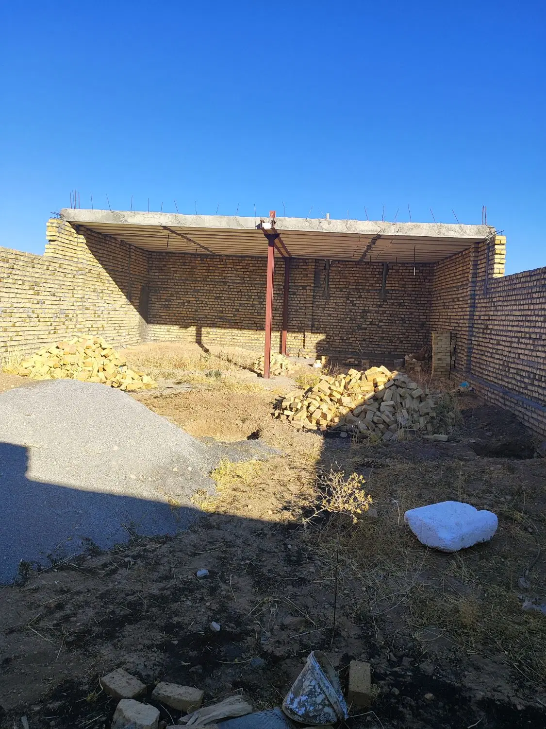 زمین .ساختمان نیمه کاره