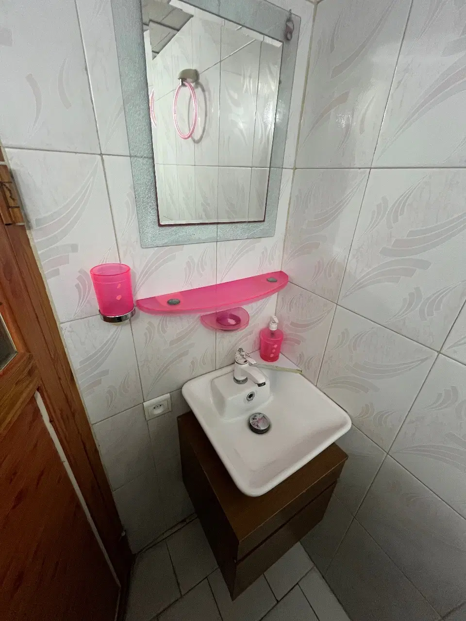 حدود ۴۰ متر _پارکینگ دار _ تخلیه