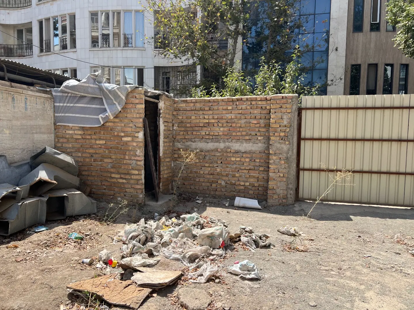 فروش زمین دربهترین لوکیشن با۷طبقه جواز ساخت