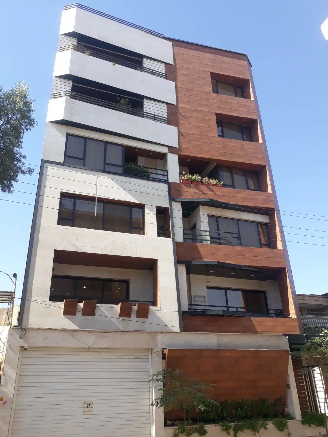 خونه نوساز _ درب ساختمان _ بافنده