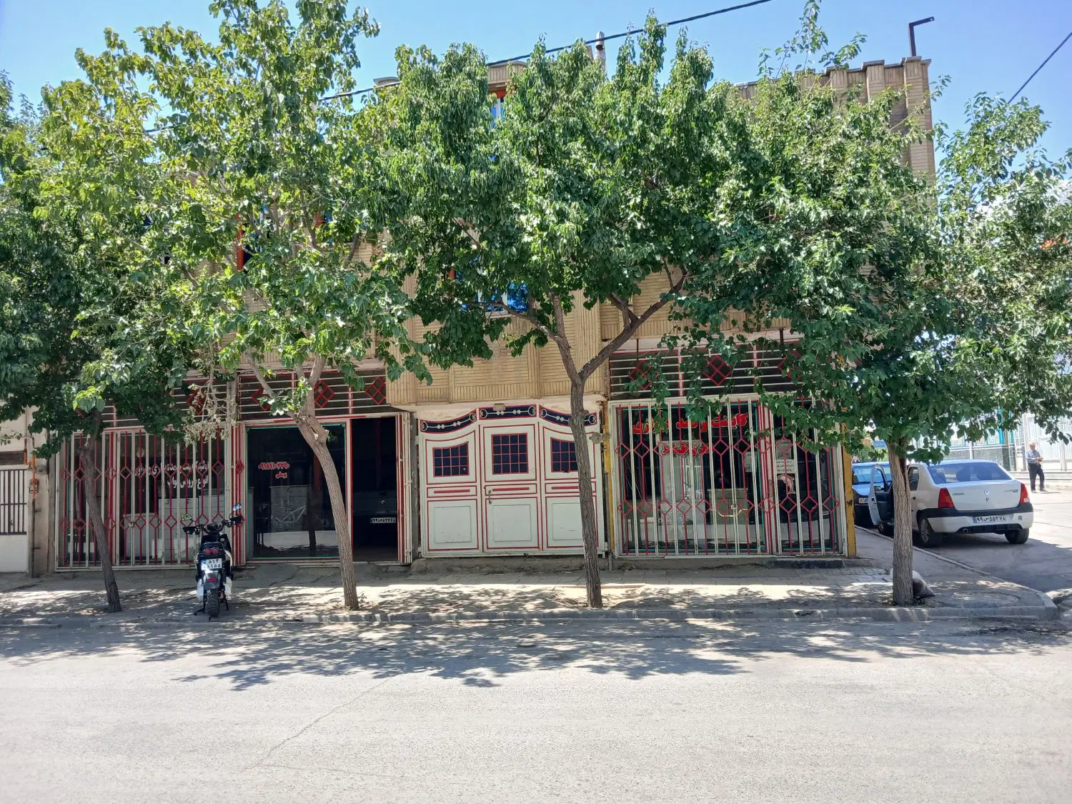 مغازه به متراژ۲۰۰مترخیابان باهنردوکله