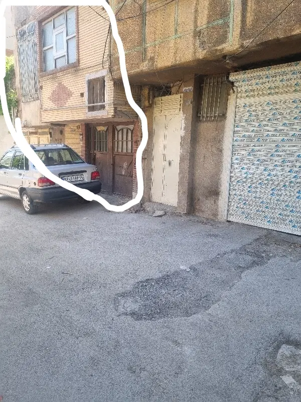 خانه دو طبقه بر خیابان