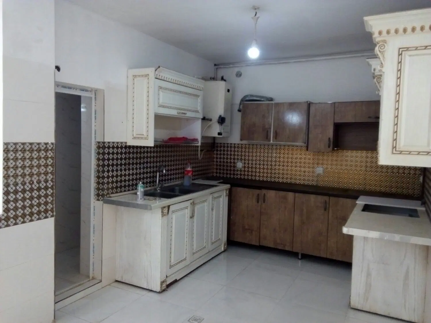 ویلایی نزدیک به حاشیه خیابان پورسینا