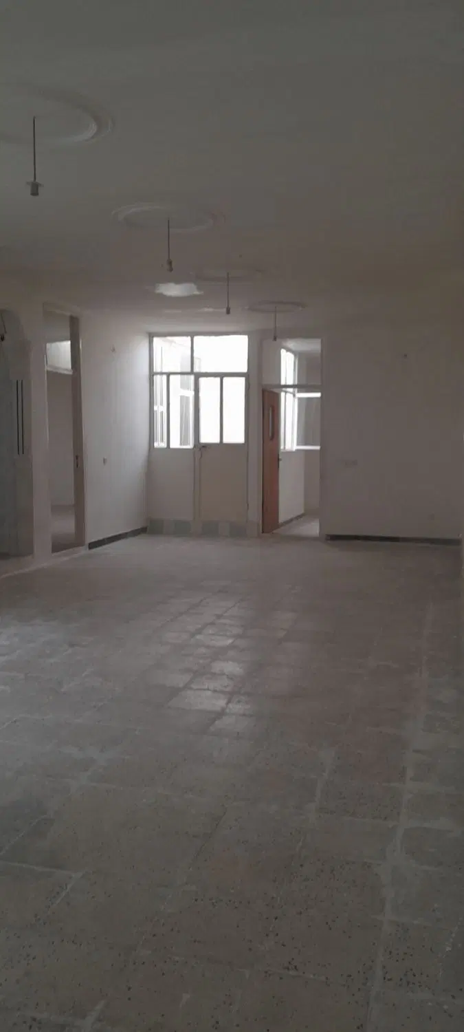واحدخیابان امام خمینی روبرو کلانتری۱۱طبقه دوم