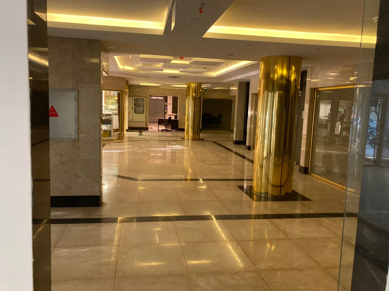 230 متر مغازه با ۱۰ پارکینگ نشاط