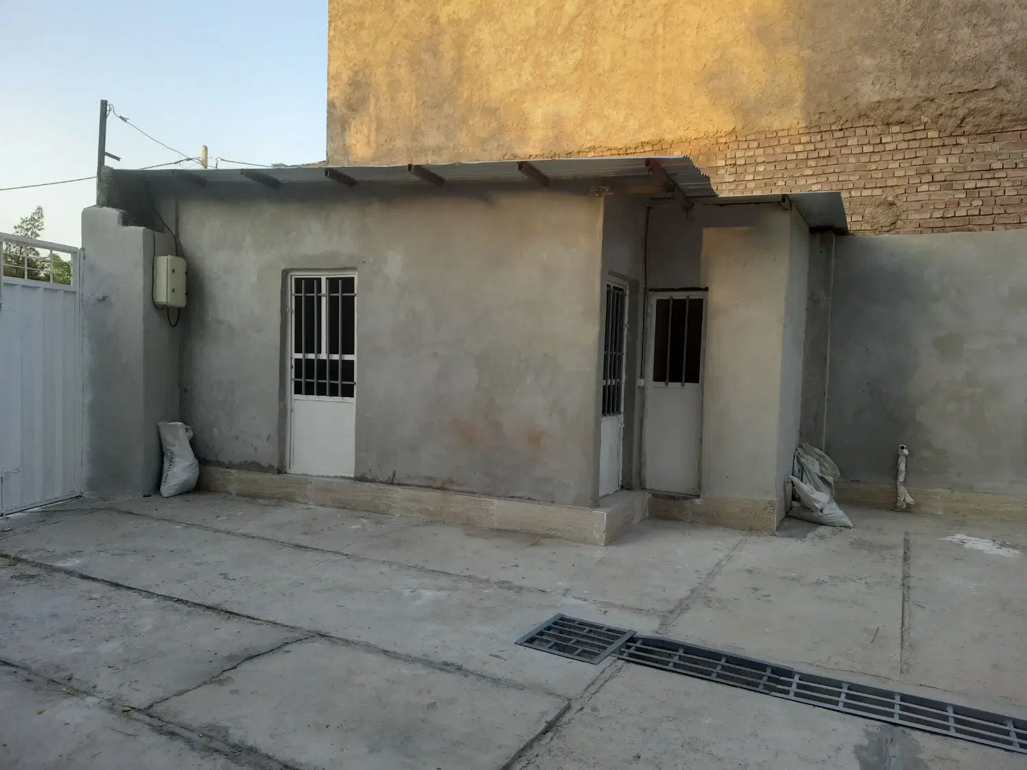 ۲۰۰ متر مغازه