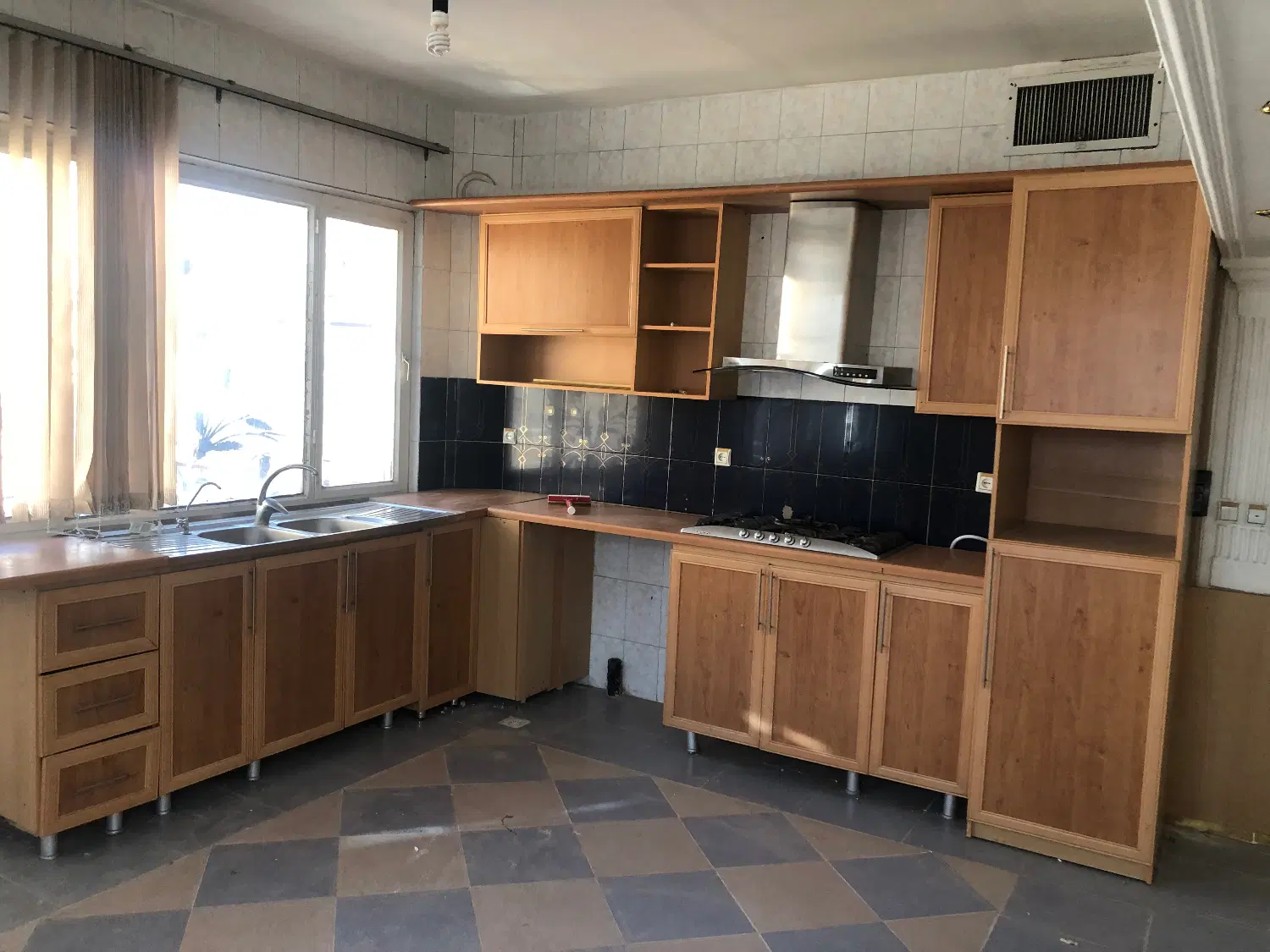 یک واحد آپارتمان اجاره ای