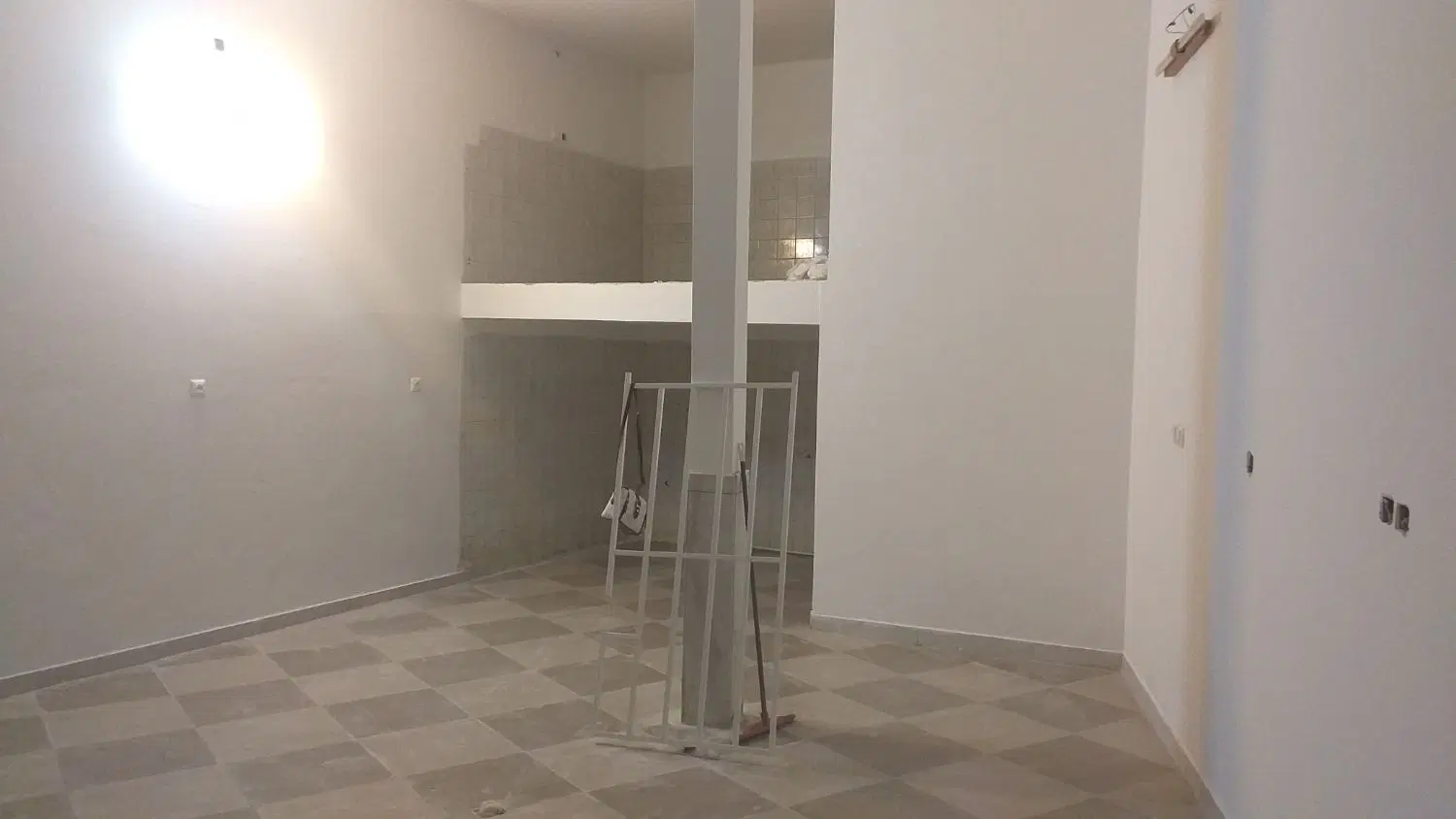 مغازه ۵۴ متری ارتفاع ۴ متر برق سه فاز دارای سرویس