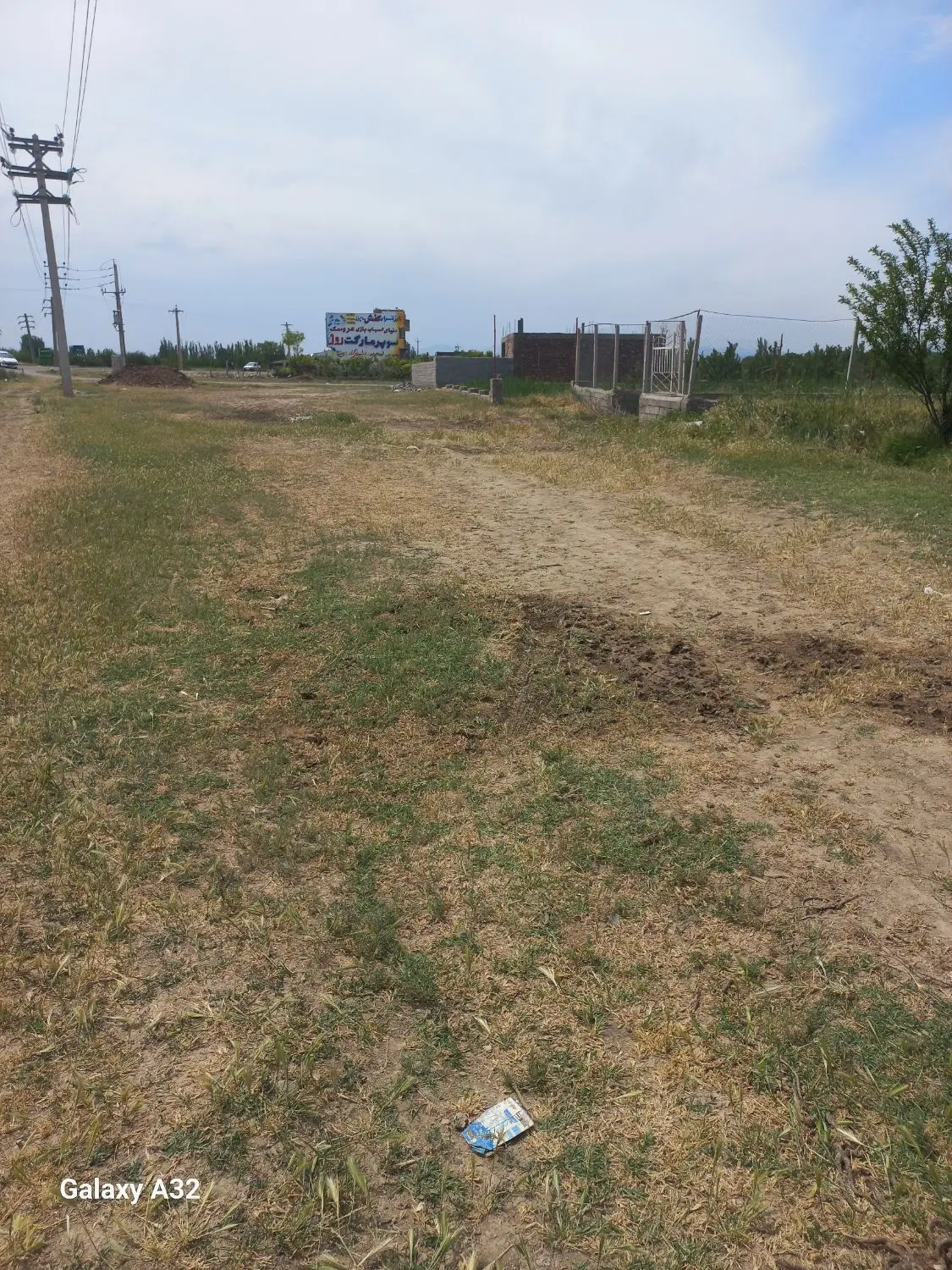 یک زمین واقع در نبش سراهی روستای منصورکندی