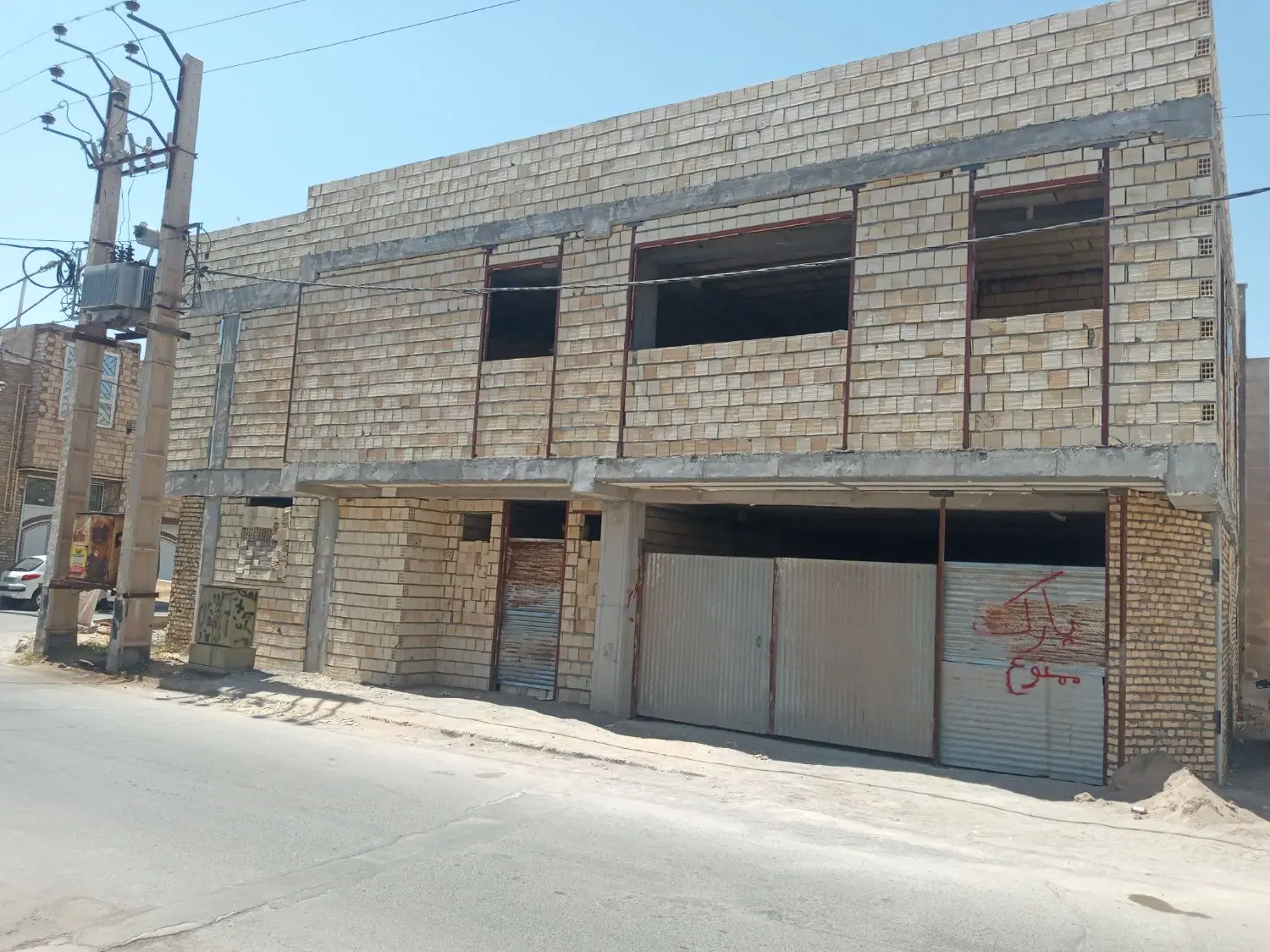 فروش خانه ۲۲۰متر نیمه ساز سه نبش خیابان صحرا