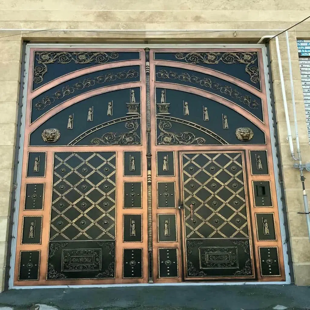 زمین دور دیوار انبار کارگاه ضایعاتی بلوکه‌زنی