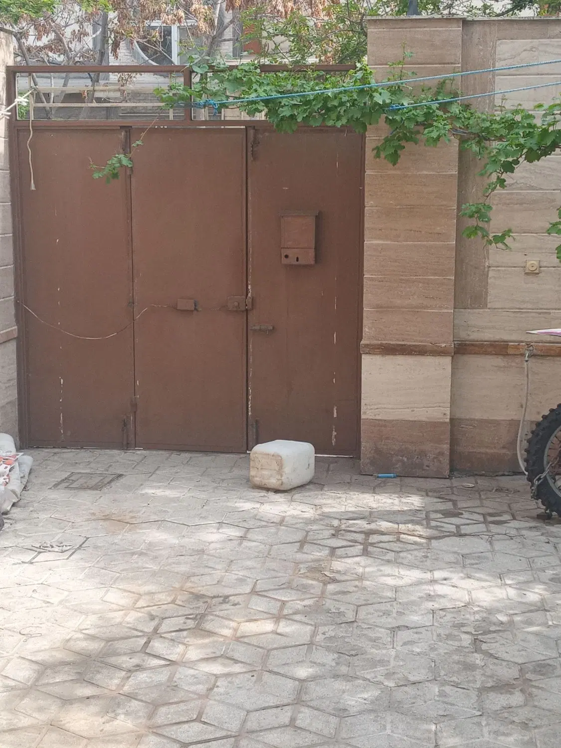 جاهدشهر همکف ممرجدا ۱۳۰متر