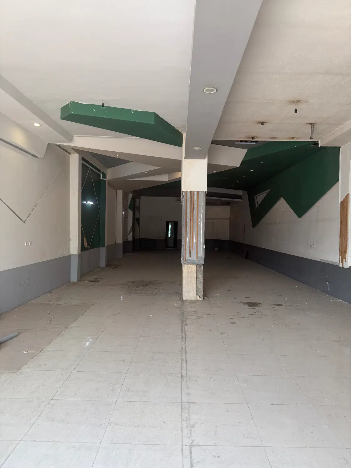 مغازه در حاشیه بزرگراه ازادی