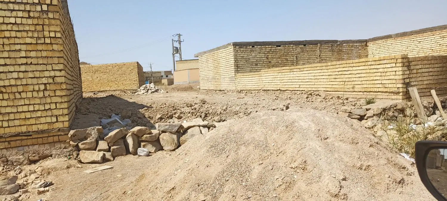 یک قطعه زمین پی خورده و خاک ریزی شده