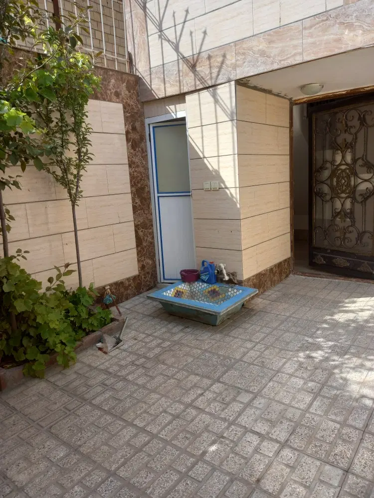 منزل ویلایی با سه دربند مغازه