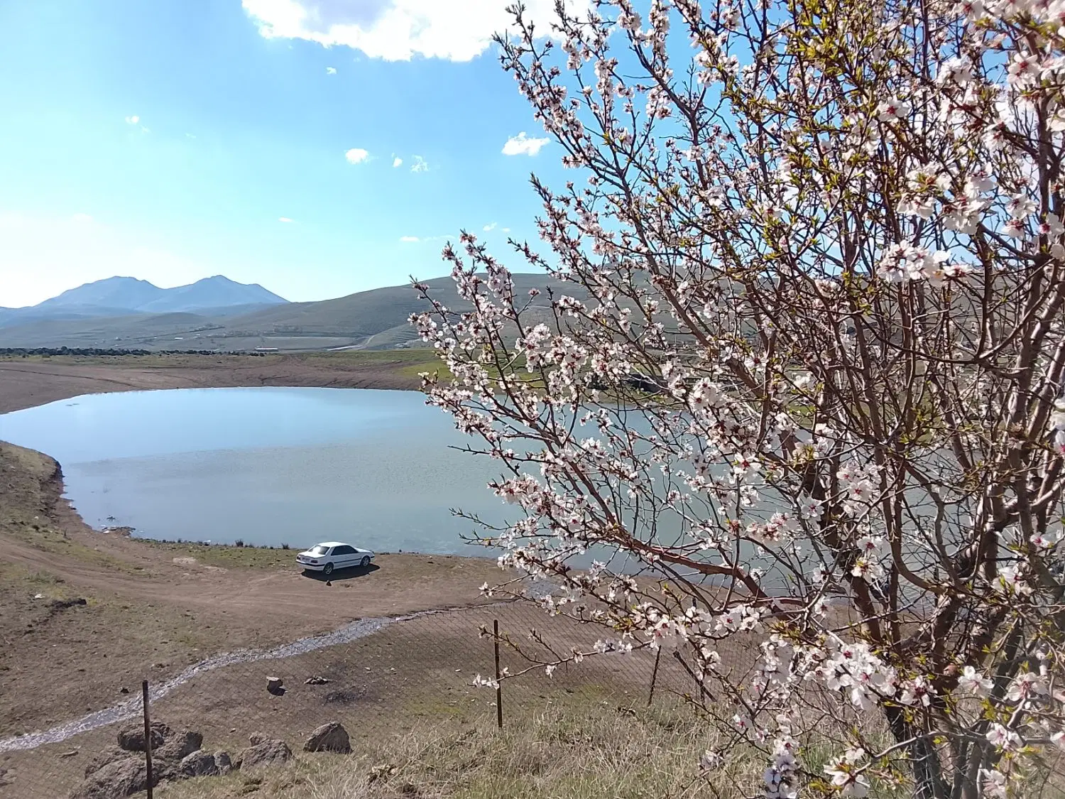 باغ روستای زرشک کنار دریاچه