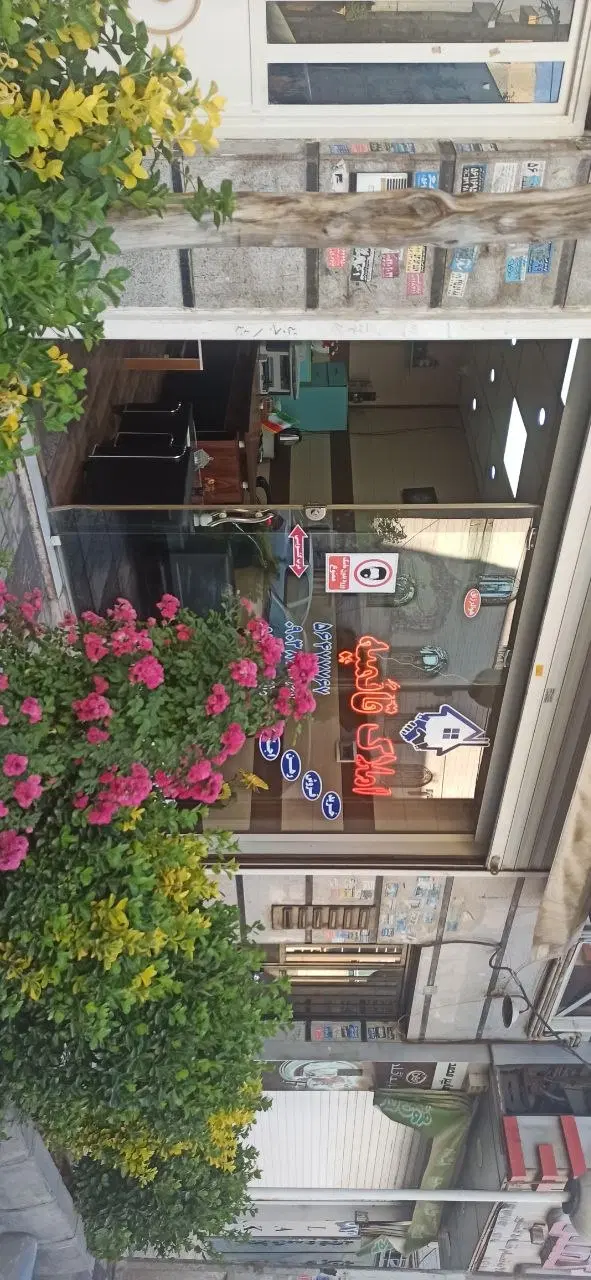 تجاری به همراه ۶۷ متر واحد و ۴۳ متر حیاط