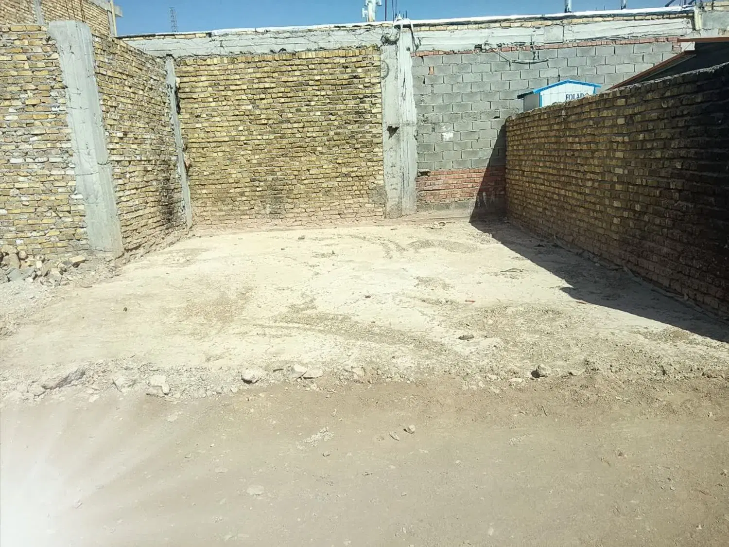 یک قطعه زمین شفته شده