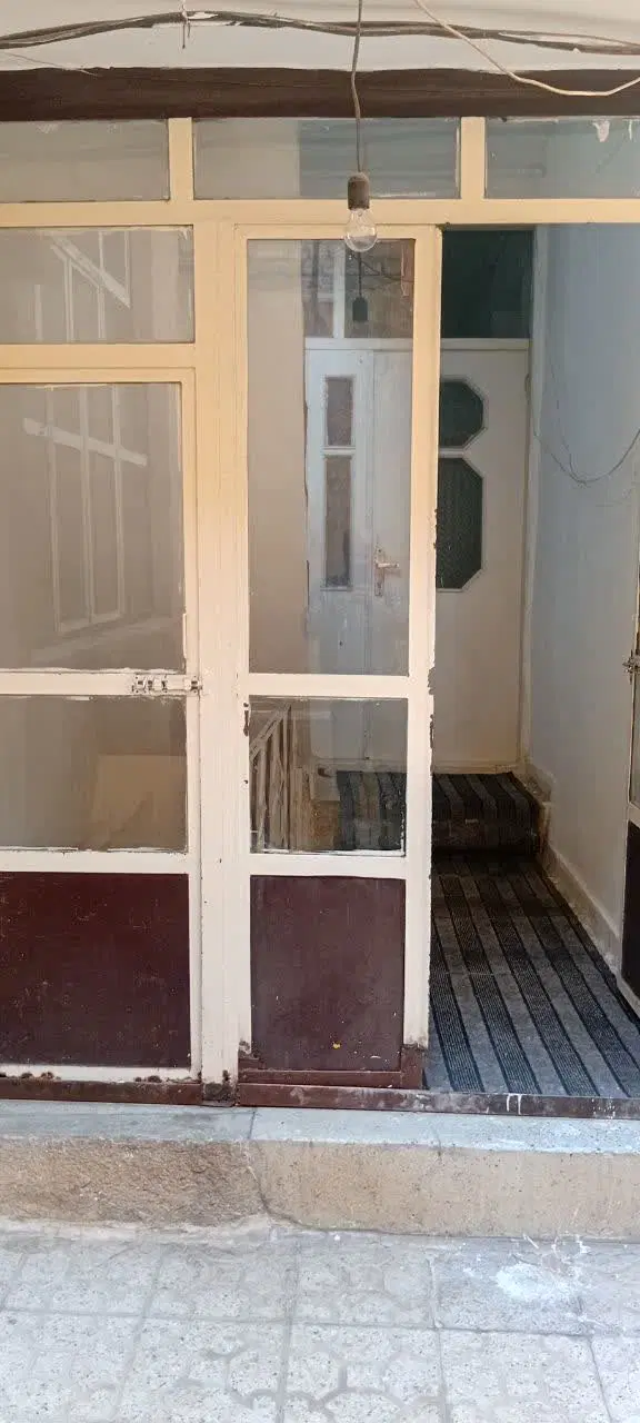 خانه دو طبقه بهمراه دو مغازه