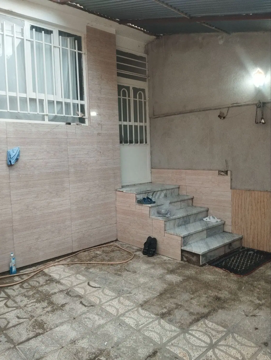 خانه روی حاشیه اصلی خیابان