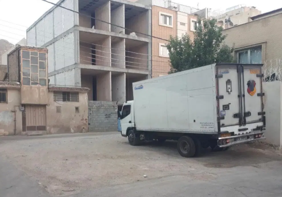 زمین ۶۰ متری سه نبش