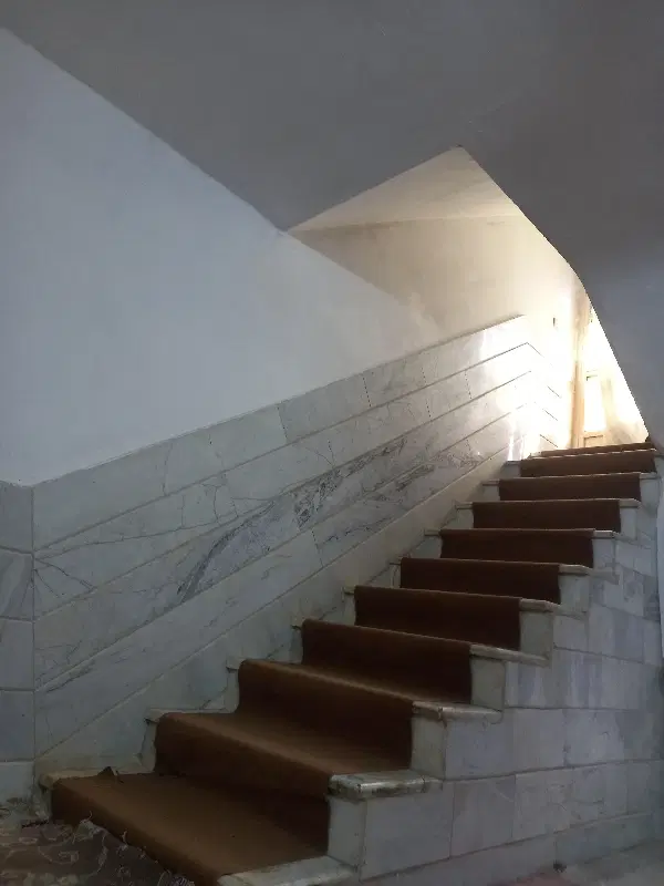 خانه دو طبقه حیاط دار ویلایی