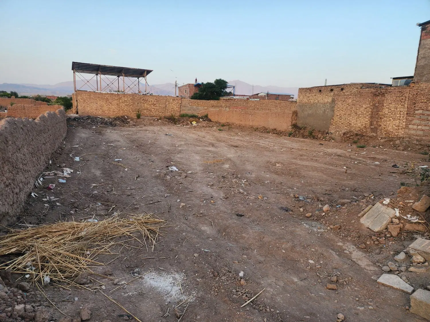 زمین فروشی