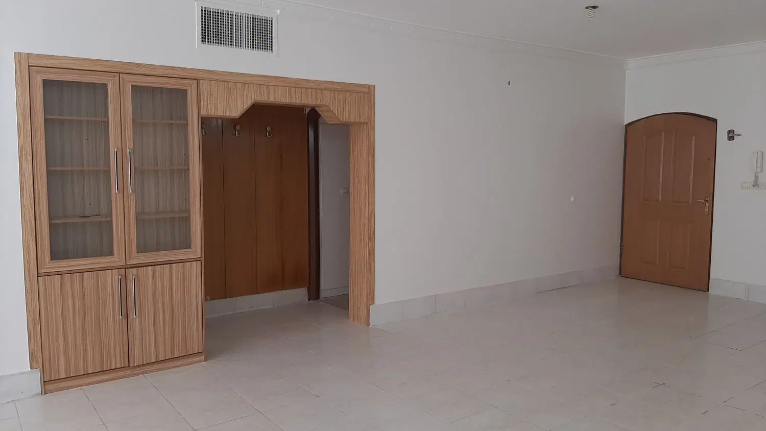 آپارتمان ۱۲۰ متری همکف حیاط دار دو طرف نور