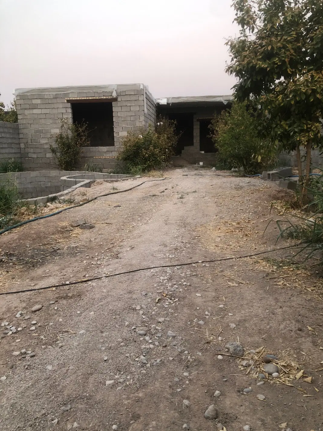 ویلای نیمه کاره با برق رسمی