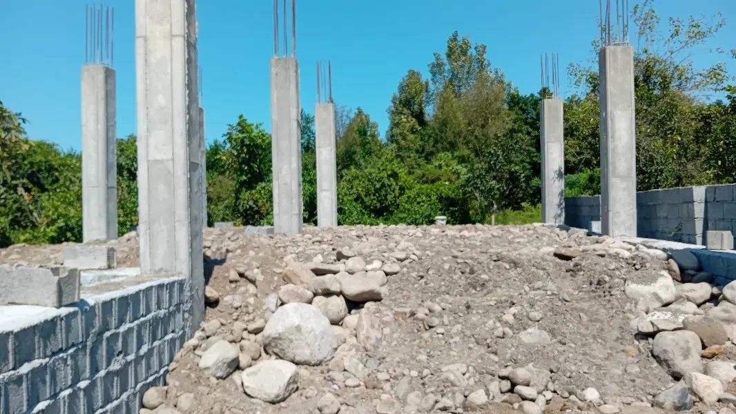 ۳۰۰متر زمین ۱۳۱ متر بنای نیمه کاره