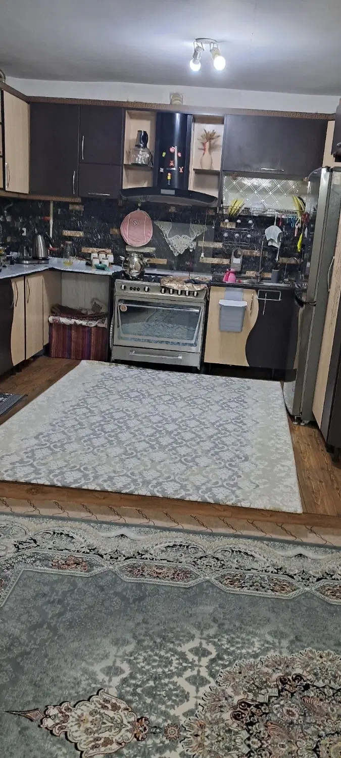 آپارتمان مسکن مهر فاز یک کوچه ساحلی ۴غربی طبقه دو