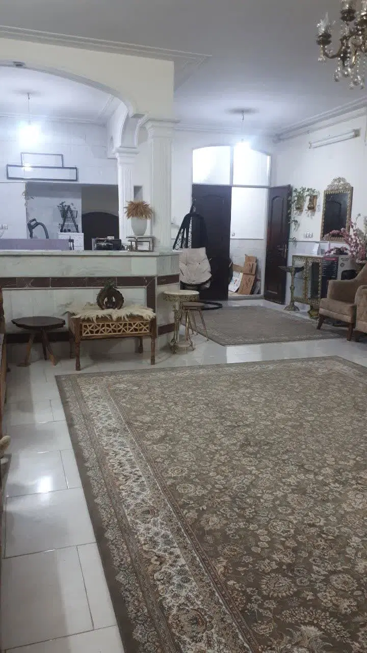 یک باب زیر زمین  گلخانه ای بر خیابان